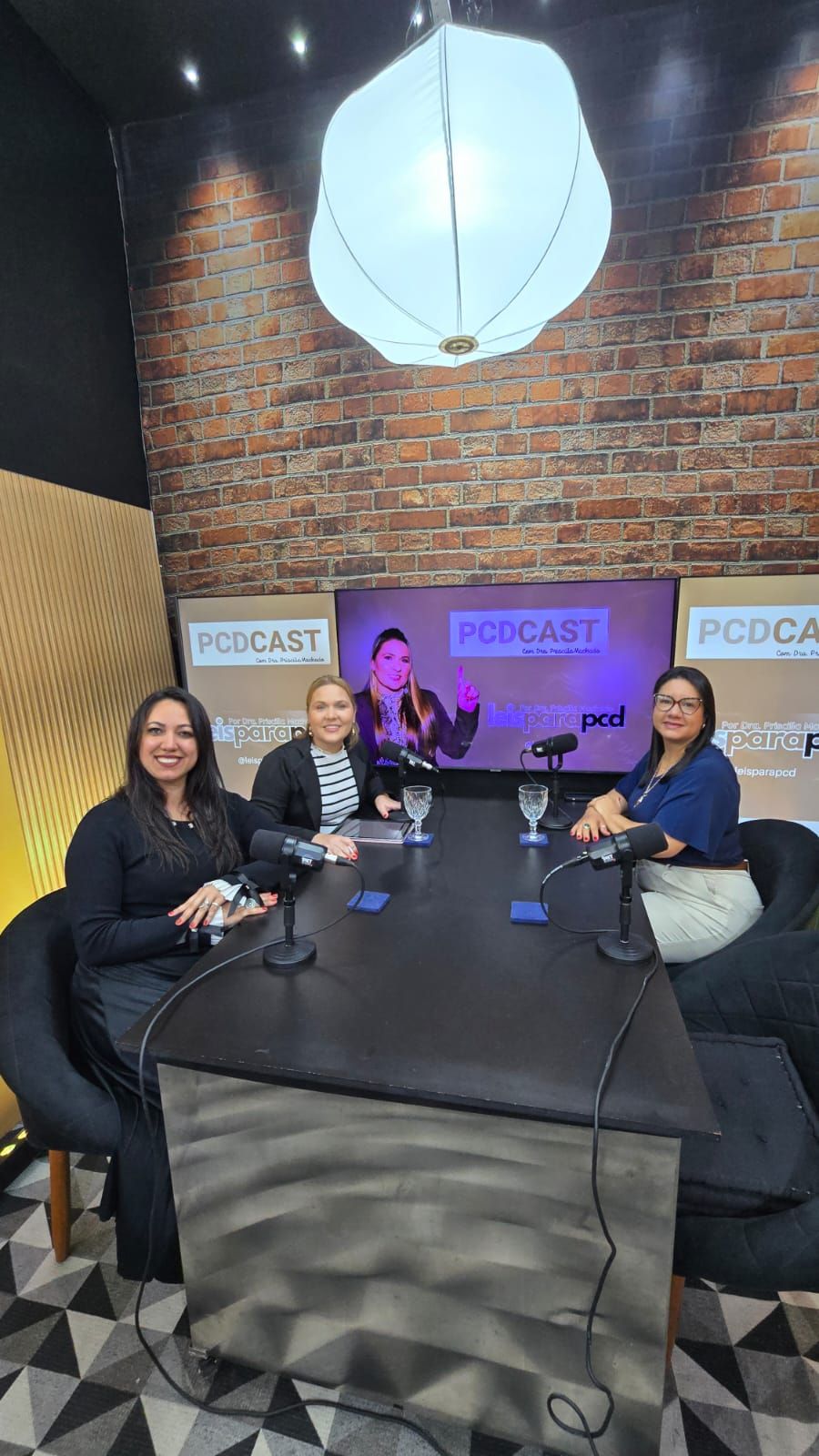 A Dra. Priscilla Machado com a Dra. Amanda Teixeira e a Dra. Ana Paula Lourenço na mesa de gravação do PCDcast